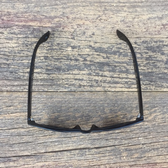 Classic Unisex Black Sunglasses - Picture 2 of 5